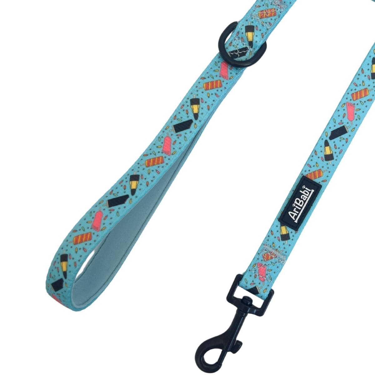 Correa azul para perro con dibujos de helados de la colección Frigopata con el asa acolchada ideal para verano.