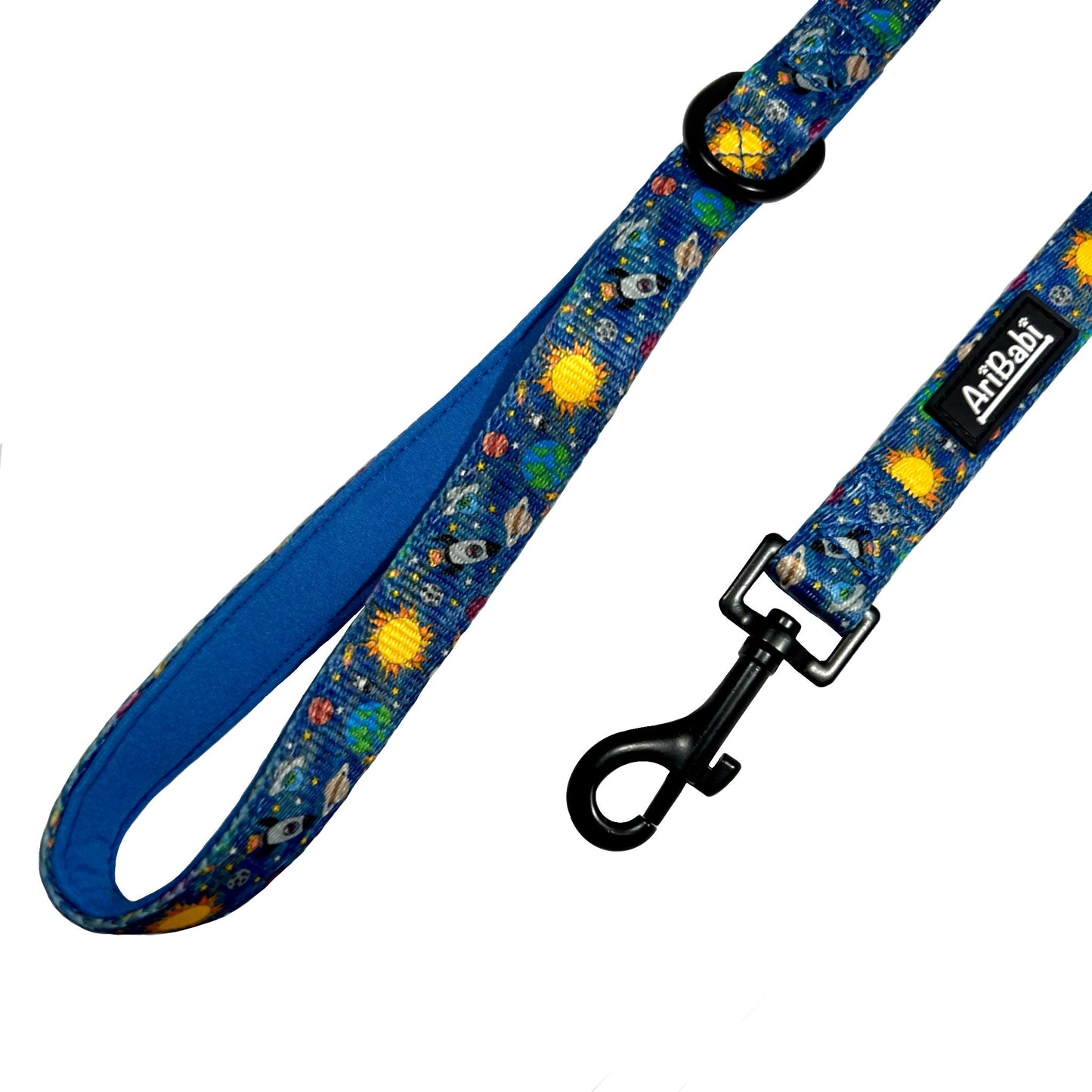 Correa azul para perro con dibujos de planetas de la colección Laika con asa acolchada.