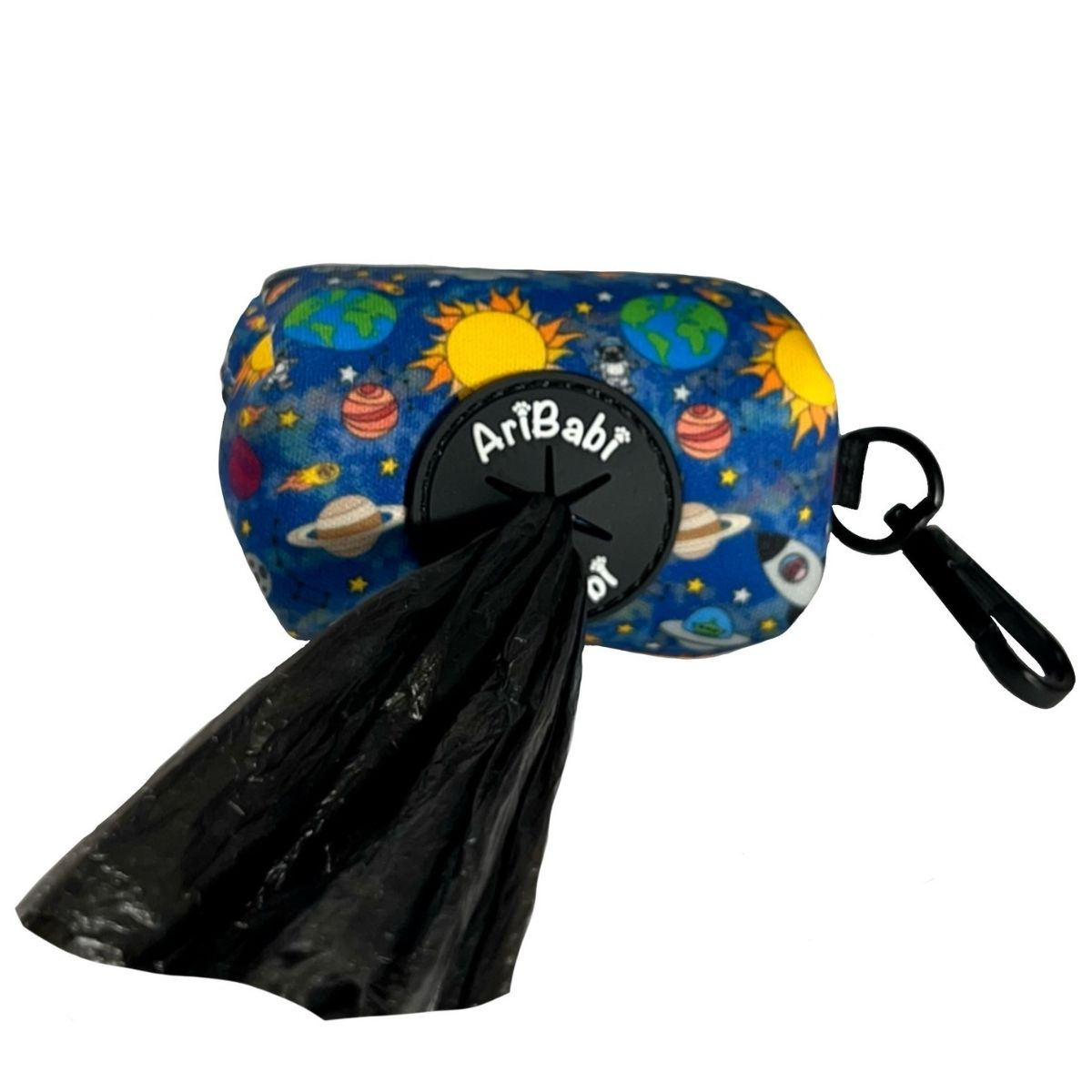 Portabolsas azul para perro con dibujos de planetas de la colección Laika dispensando una bolsa.