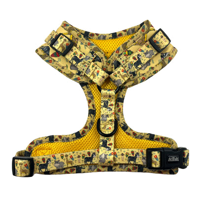 Arnés ajustable amarillo para perro con dibujos de animales de la colección Kenia de la marca Aribabi, mostrando la parte trasera acolchada.
