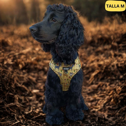 Arnés ajustable amarillo con dibujos de animales de la colección Kenia colocado en perro grande.