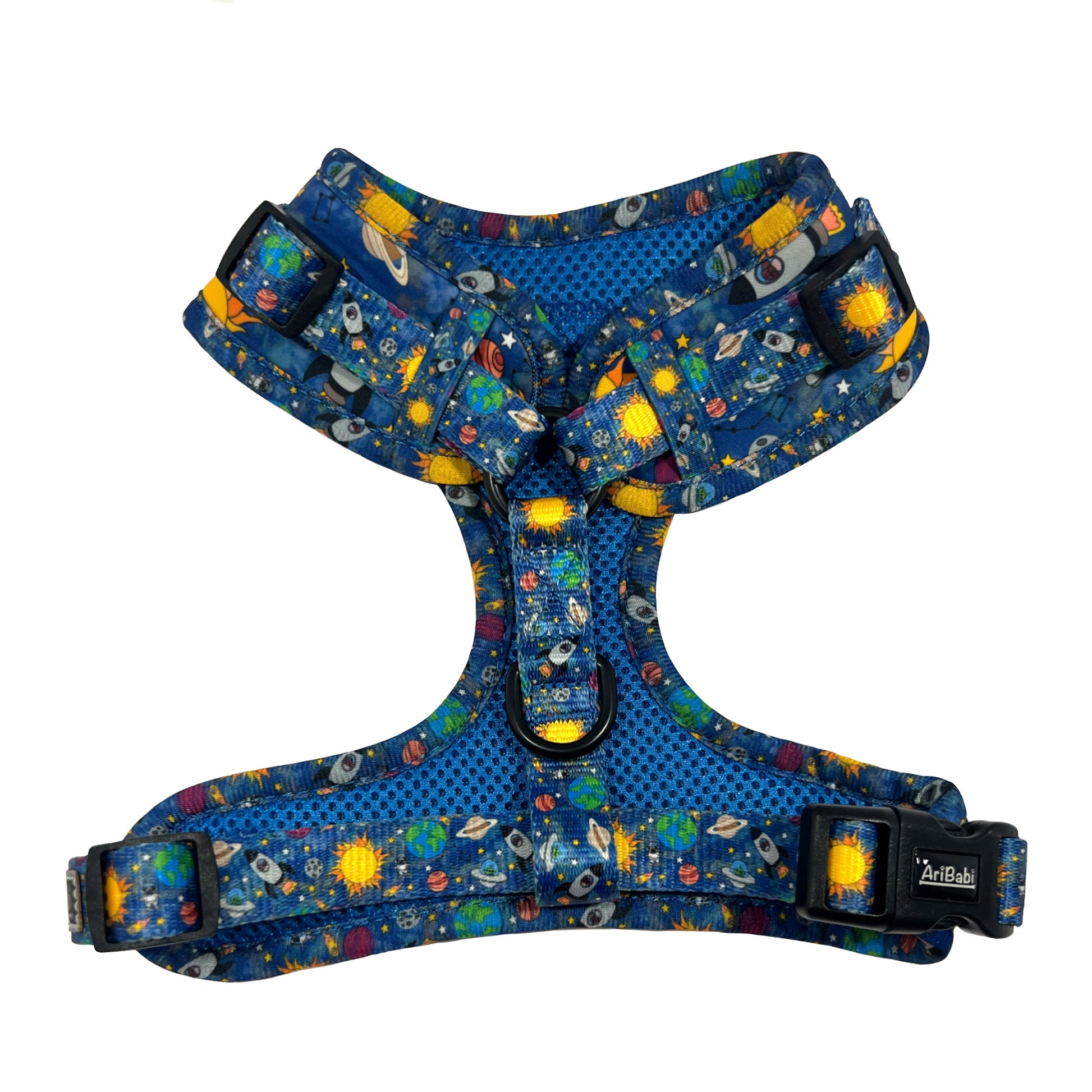 Arnés ajustable azul para perro con dibujos de planetas de la colección Laika mostrando la parte trasera acolchada.