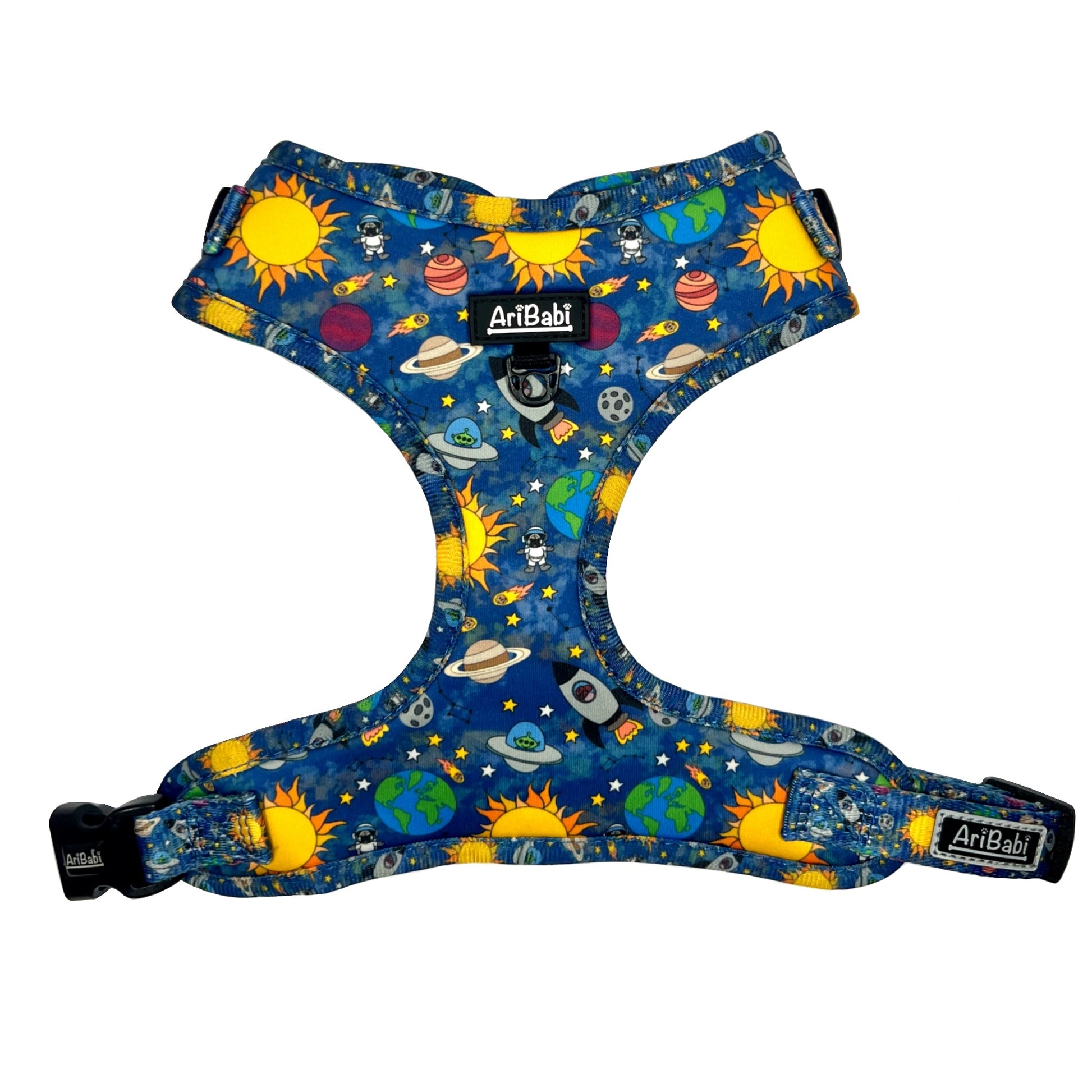 Arnés ajustable azul para perro con dibujos de planetas de la colección Laika de la marca Aribabi.