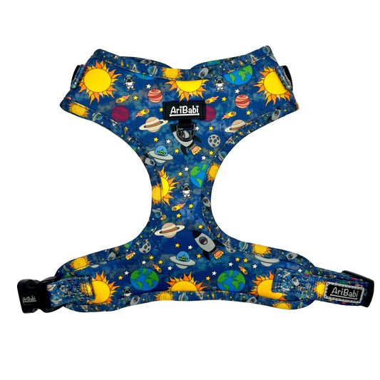 Arnés ajustable azul para perro con dibujos de planetas de la colección Laika de la marca Aribabi.