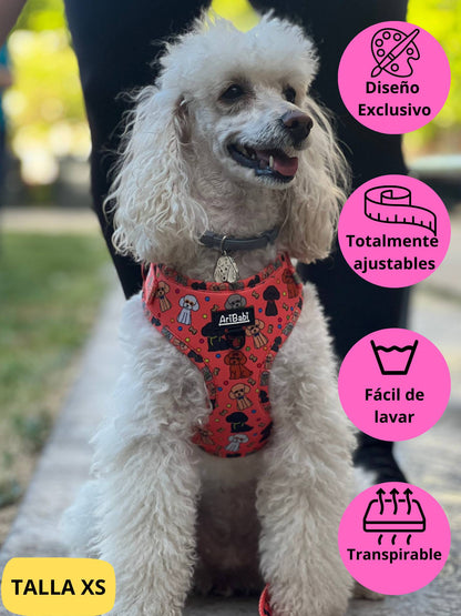 Arnés ajustable coral con dibujos de caniches de la colección Caniche colocado en perro mediano.