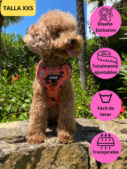 Arnés ajustable coral con dibujos de caniches de la colección Caniche colocado en perro pequeño caniche.