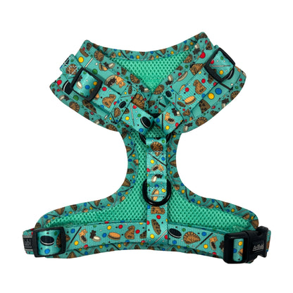 Arnés ajustable verde para perro con dibujos de galletas de la colección Cookies mostrando la parte trasera acolchada.