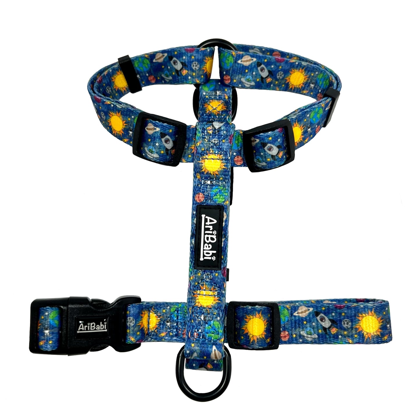 Arnés clásico ajustable azul para perro con dibujos de planetas de la colección Laika de la marca Aribabi.
