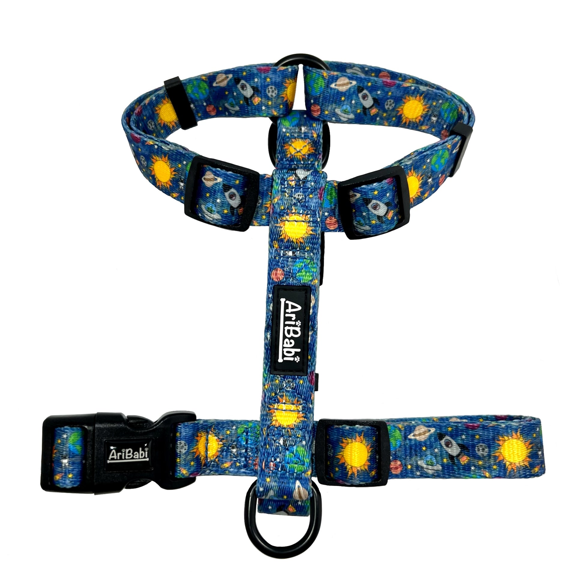 Arnés clásico ajustable azul para perro con dibujos de planetas de la colección Laika de la marca Aribabi.