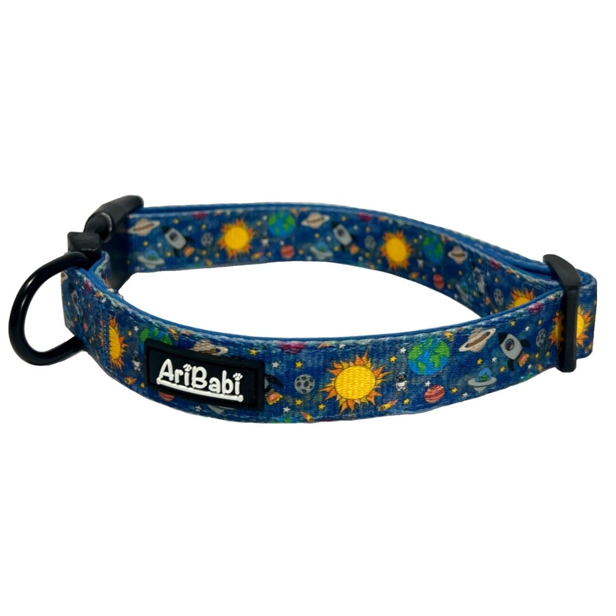 Collar ajustable azul para perro y/o gato con dibujos de planetas de la colección Laika de la marca Aribabi.