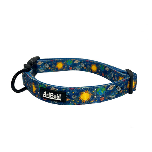 Collar ajustable azul para perro y/o gato con dibujos de planetas de la colección Laika de la marca Aribabi.