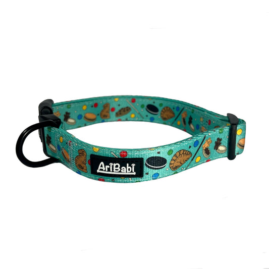 Collar ajustable verde para perro y/o gato con dibujos de galletas de la colección Cookies de la marca Aribabi.
