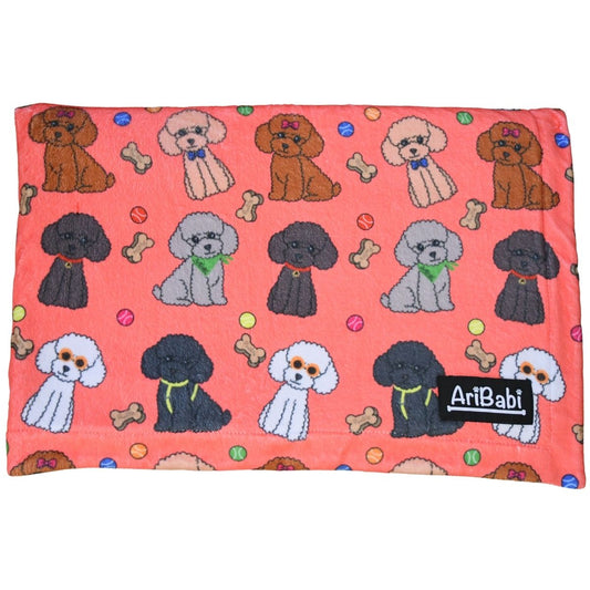 Manta suave coral con dibujos de caniches de la colección Caniche de la marca Aribabi.