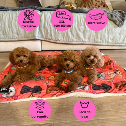 Manta suave coral con dibujos de caniches de la colección Caniche con tres caniches tumbadas encima.