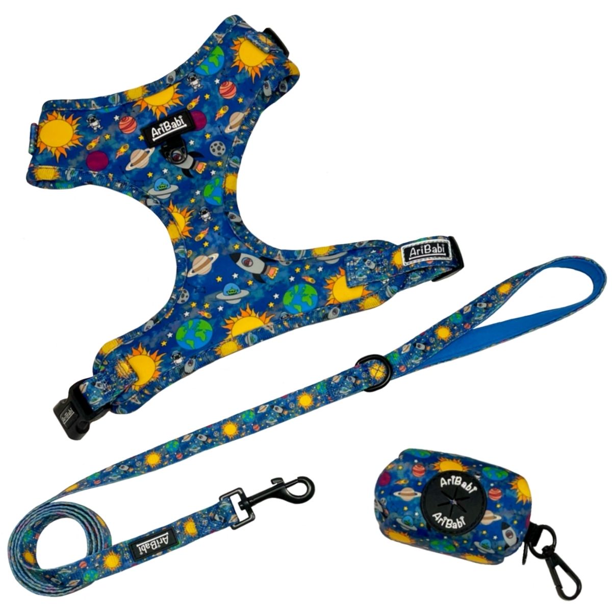 Conjunto de arnés ajustable con correa y portabolsas azul con dibujos de planetas de la colección Laika de la marca Aribabi.