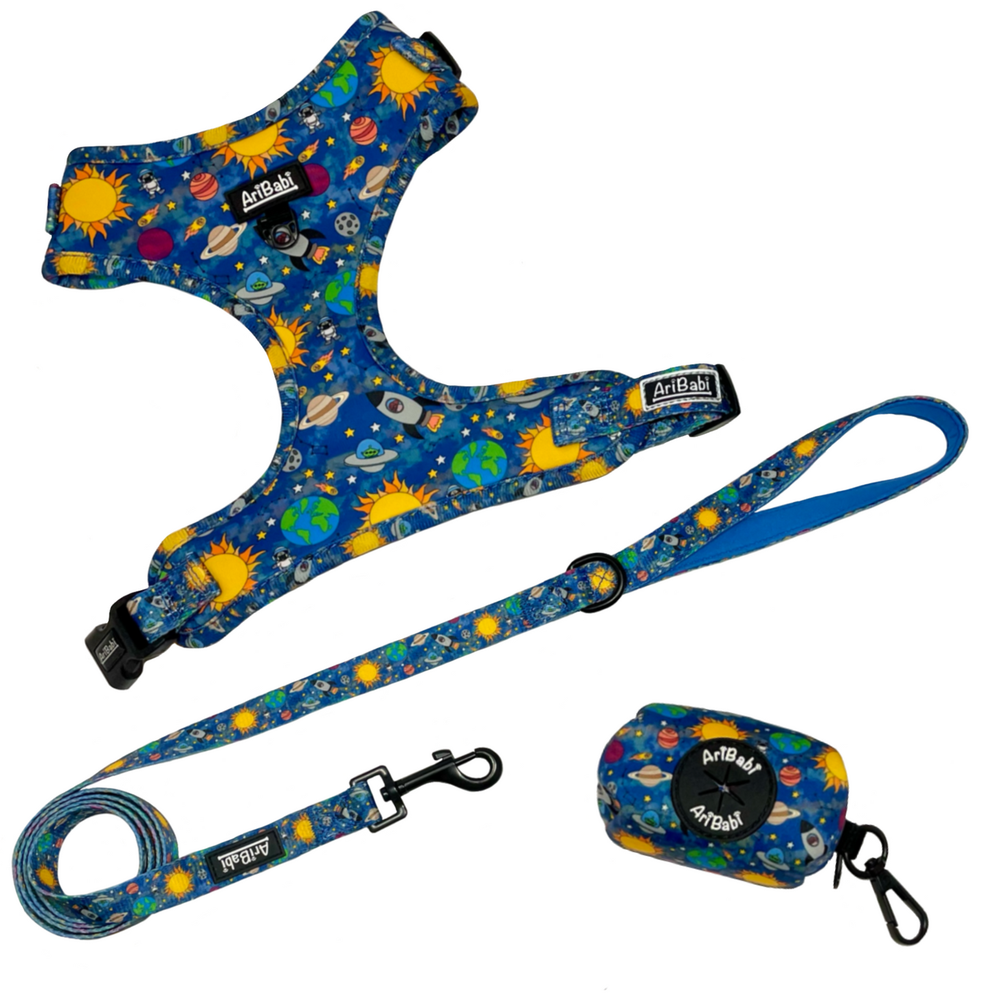 Conjunto de arnés ajustable con correa y portabolsas azul con dibujos de planetas de la colección Laika de la marca Aribabi.