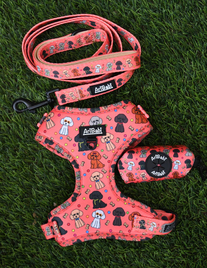 Conjunto de arnés ajustable con correa y portabolsas coral con dibujos de caniches de la colección Caniche de la marca Aribabi.