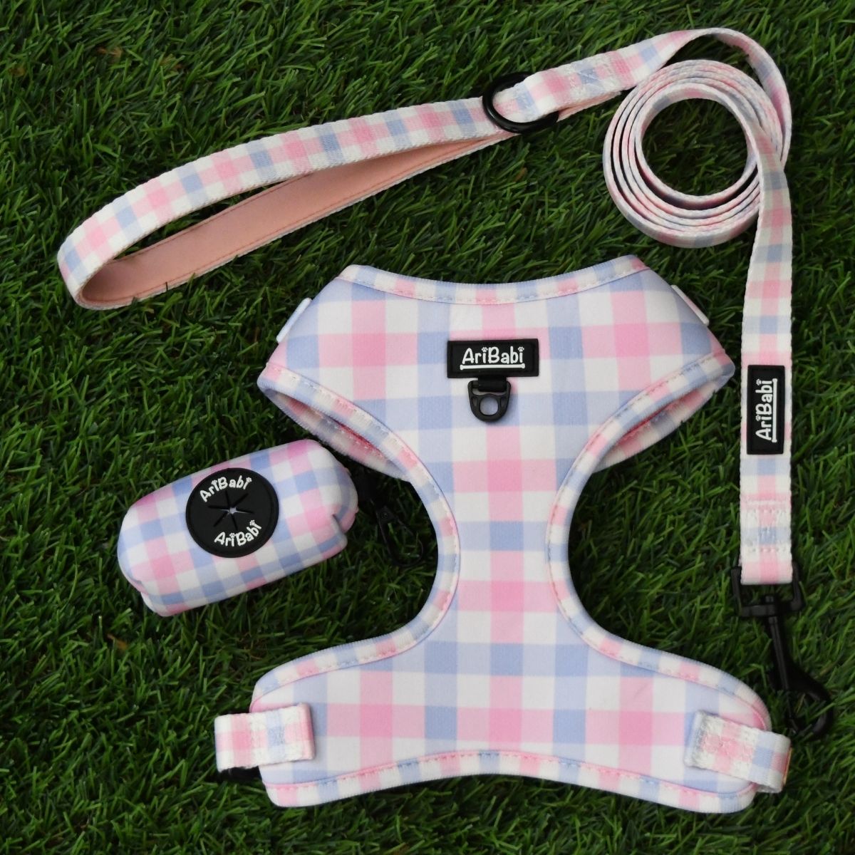 Conjunto de arnés ajustable rosa con correa y portabolsas a juego con dibujos de cuadros de la colección Vichy de la marca Aribabi.