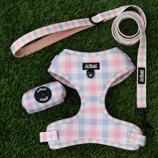 Conjunto de arnés ajustable rosa con correa y portabolsas a juego con dibujos de cuadros de la colección Vichy de la marca Aribabi.