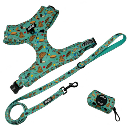 Conjunto de arnés ajustable con correa y portabolsas verde con dibujos de galletas de la colección Cookies de la marca Aribabi.