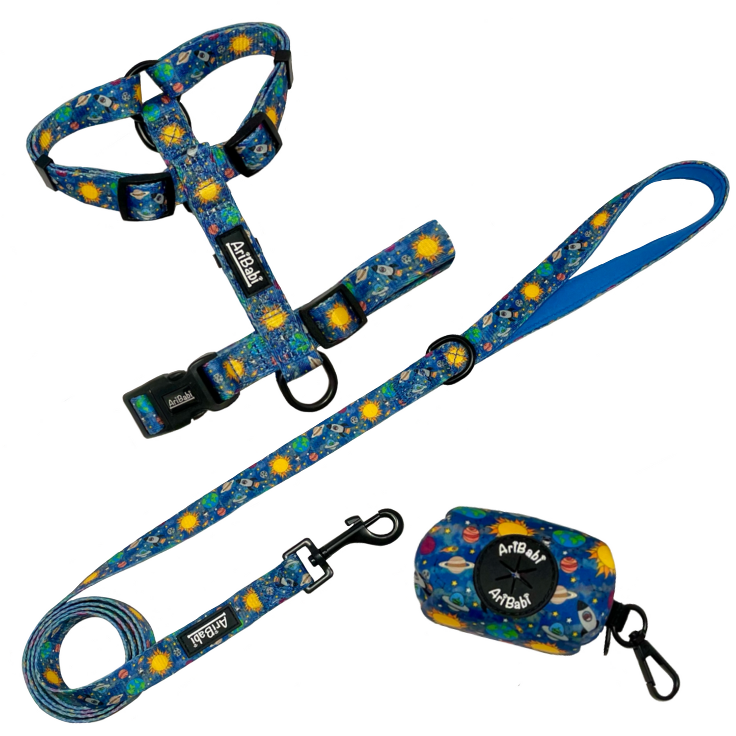 Conjunto de arnés clásico ajustable con correa y portabolsas azul con dibujos de planetas de la colección Laika de la marca Aribabi.