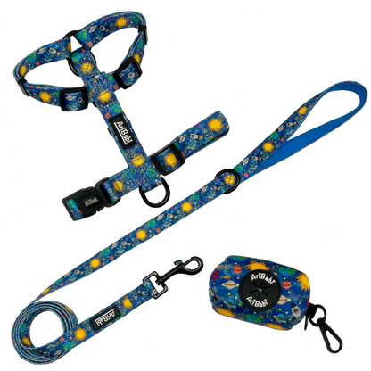 Conjunto de arnés clásico ajustable con correa y portabolsas azul con dibujos de planetas de la colección Laika de la marca Aribabi.
