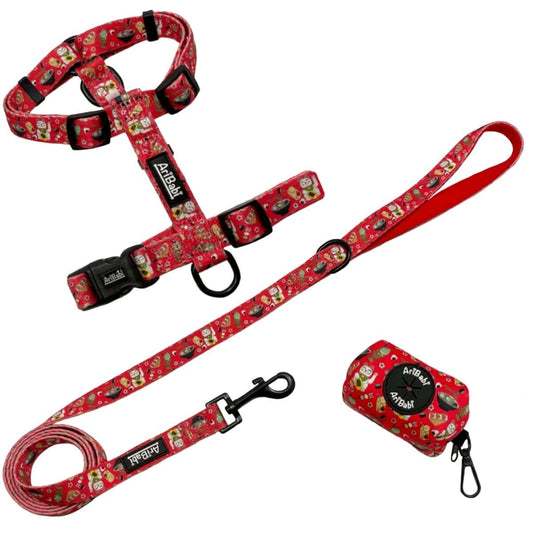Conjunto de arnés clásico ajustable con correa y portabolsas rojo con dibujos de sushi de la colección Tokio de la marca Aribabi.