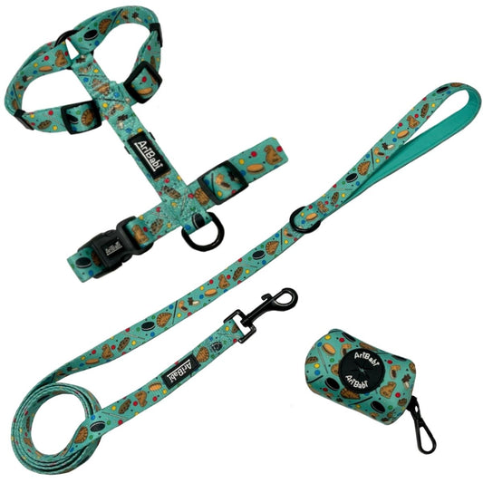 Conjunto de arnés clásico ajustable con correa y portabolsas verde con dibujos de galletas de la colección Cookies de la marca Aribabi.