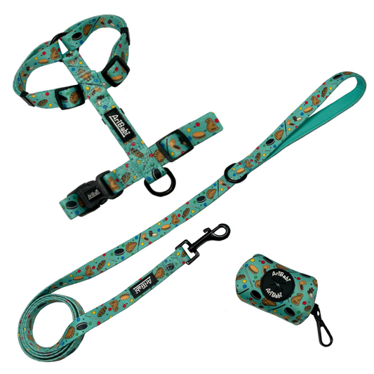 Conjunto de arnés clásico ajustable con correa y portabolsas verde con dibujos de galletas de la colección Cookies de la marca Aribabi.