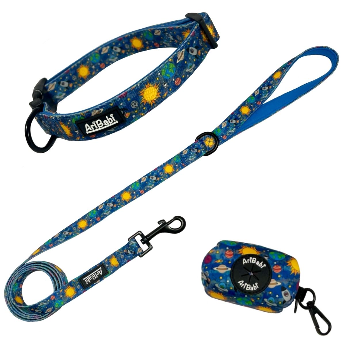 Conjunto de collar ajustable con correa y portabolsas azul con dibujos de planetas de la colección Laika de la marca Aribabi.