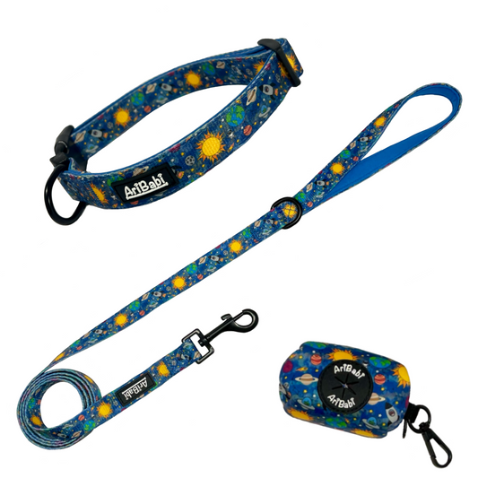Conjunto de collar ajustable con correa y portabolsas azul con dibujos de planetas de la colección Laika de la marca Aribabi.