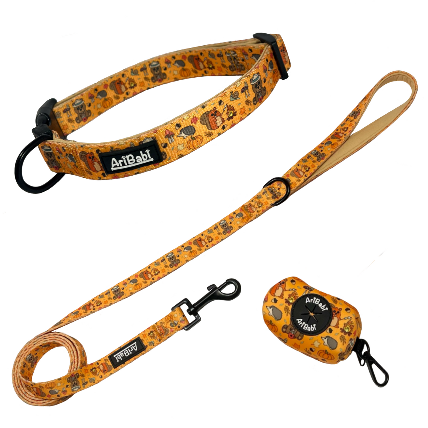 Conjunto de collar ajustable con correa y portabolsas naranja con dibujos de animales de la colección Yosemite de la marca Aribabi.