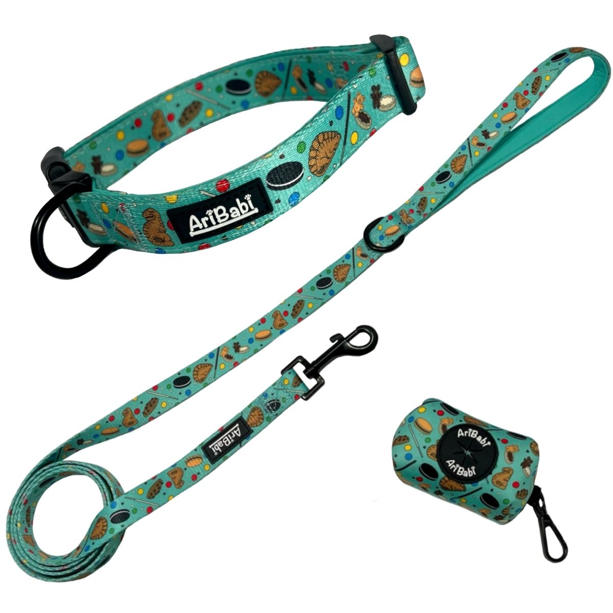 Conjunto de collar ajustable con correa y portabolsas verde con dibujos de galletas de la colección Cookies de la marca Aribabi.