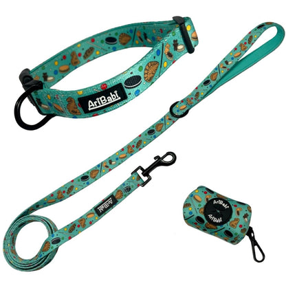 Conjunto de collar ajustable con correa y portabolsas verde con dibujos de galletas de la colección Cookies de la marca Aribabi.