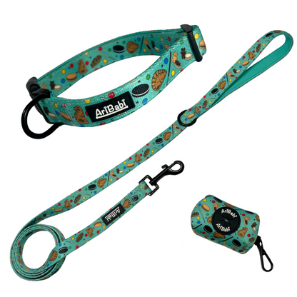 Conjunto de collar ajustable con correa y portabolsas verde con dibujos de galletas de la colección Cookies de la marca Aribabi.