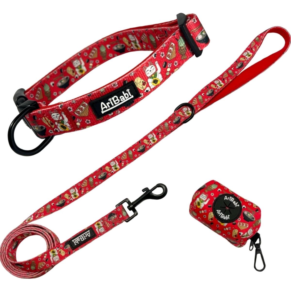 Conjunto de collar ajustable con correa y portabolsas rojo con dibujos de sushi de la colección Tokio de la marca Aribabi.