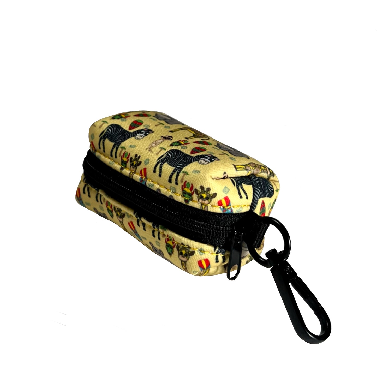 Portabolsas amarillo para perro con dibujos de animales de la colección Kenia de la marca Aribabi con cremallera.