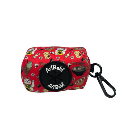 Portabolsas rojo para perro con dibujos de sushi de la colección Tokio de la marca Aribabi.