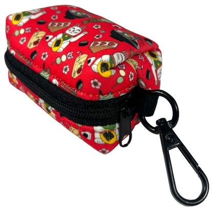 Portabolsas rojo para perro con dibujos de sushi de la colección Tokio con cremallera.