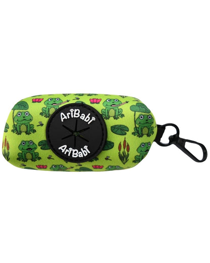 Portabolsas verde para perro con dibujos de ranas de la colección Amazonas de la marca Aribabi.