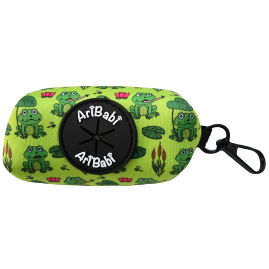 Portabolsas verde para perro con dibujos de ranas de la colección Amazonas de la marca Aribabi.