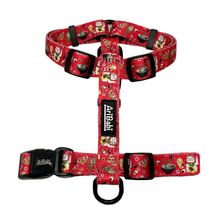 Arnés clásico ajustable rojo para perro con dibujos de sushi de la colección Tokio de la marca Aribabi.