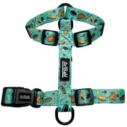 Arnés clásico ajustable verde para perro con dibujos de galletas de la colección Cookies de la marca Aribabi.