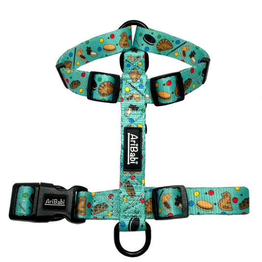 Arnés clásico ajustable verde para perro con dibujos de galletas de la colección Cookies de la marca Aribabi.