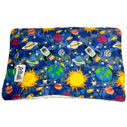 Manta suave azul con dibujos de planetas de la colección Laika de la marca Aribabi.