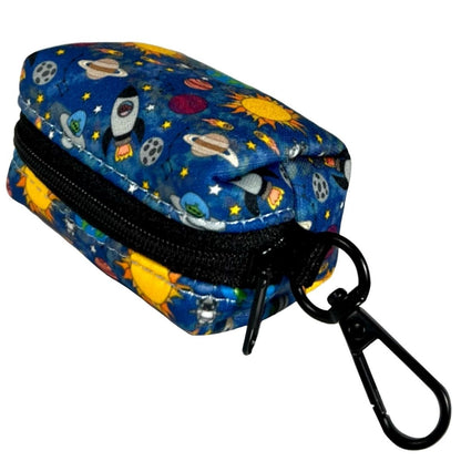 Portabolsas azul para perro con dibujos de planetas de la colección Laika con cremallera.