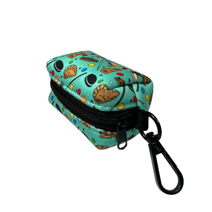 Portabolsas verde para perro con dibujos de galletas de la colección Cookies con cremallera.