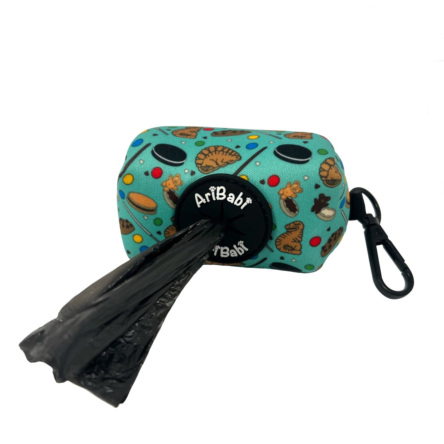 Portabolsas verde para perro con dibujos de galletas de la colección Cookies dispensando una bolsa.